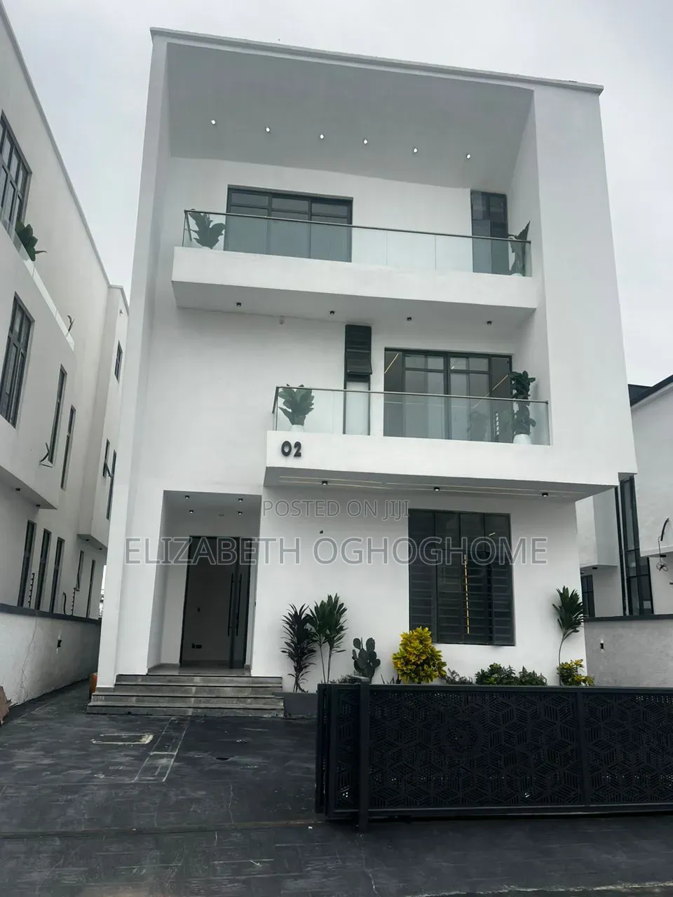 6bdrm Duplex in Chevron for sale in Chevron