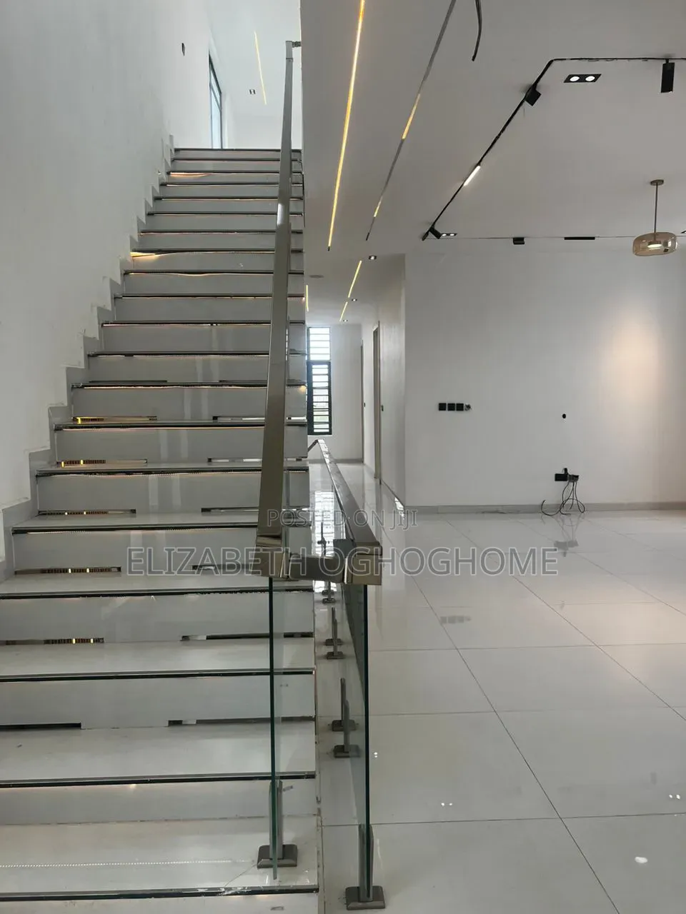 6bdrm Duplex in Chevron for sale in Chevron