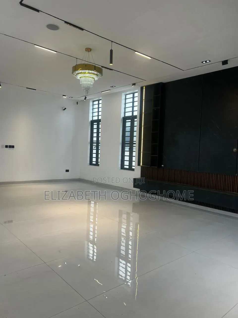6bdrm Duplex in Chevron for sale in Chevron