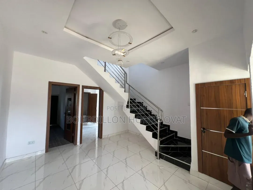3bdrm Duplex in Ikota Villa Estate for sale in Ikota