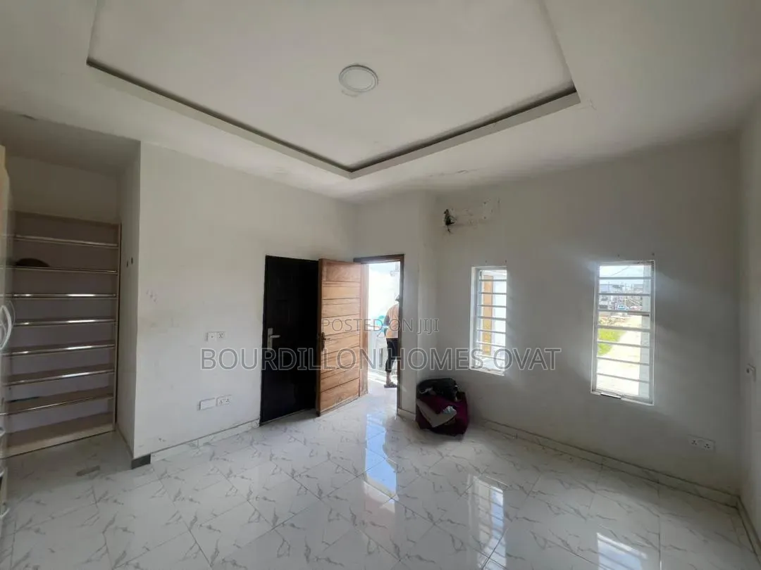 4bdrm Duplex in Ikota Villa Estate for rent in Ikota