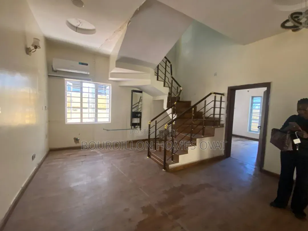 5bdrm Duplex in Ikota Villa Estate for rent in Ikota
