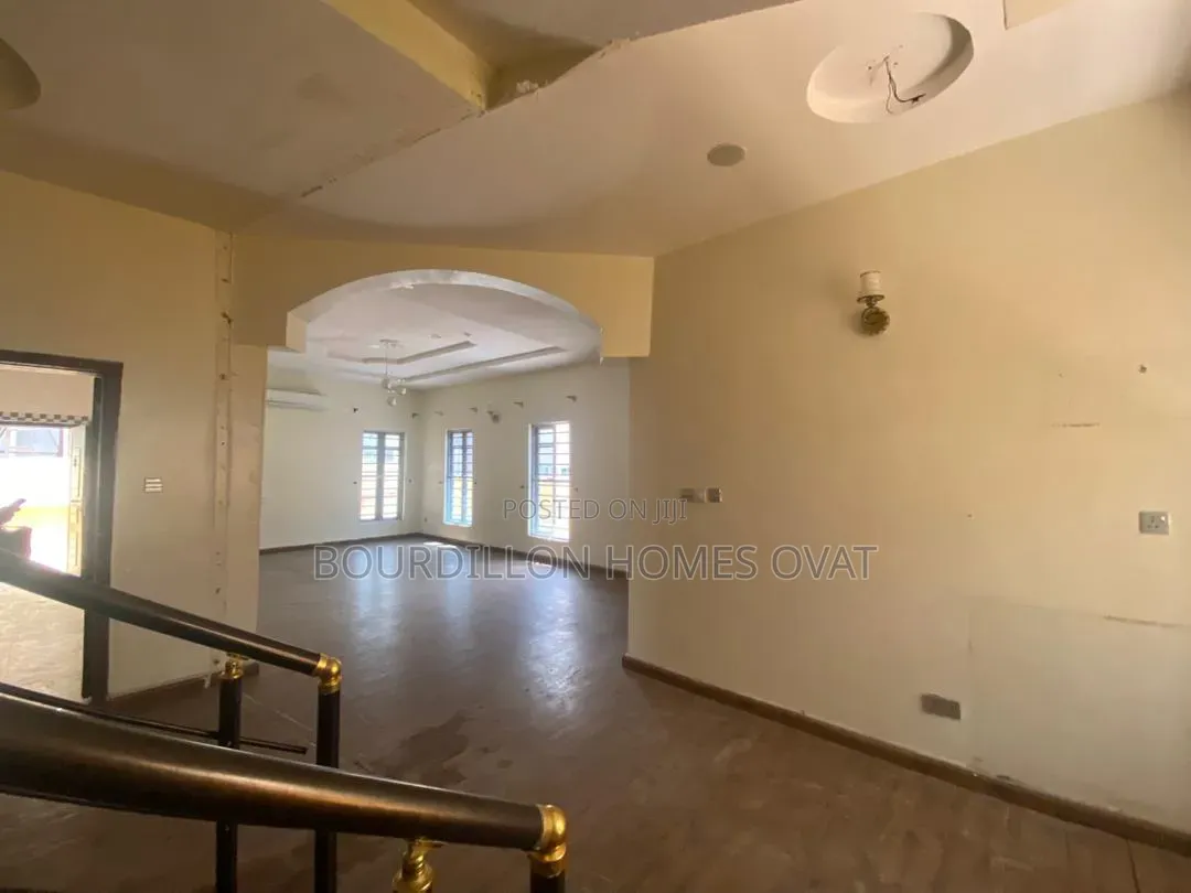 5bdrm Duplex in Ikota Villa Estate for rent in Ikota
