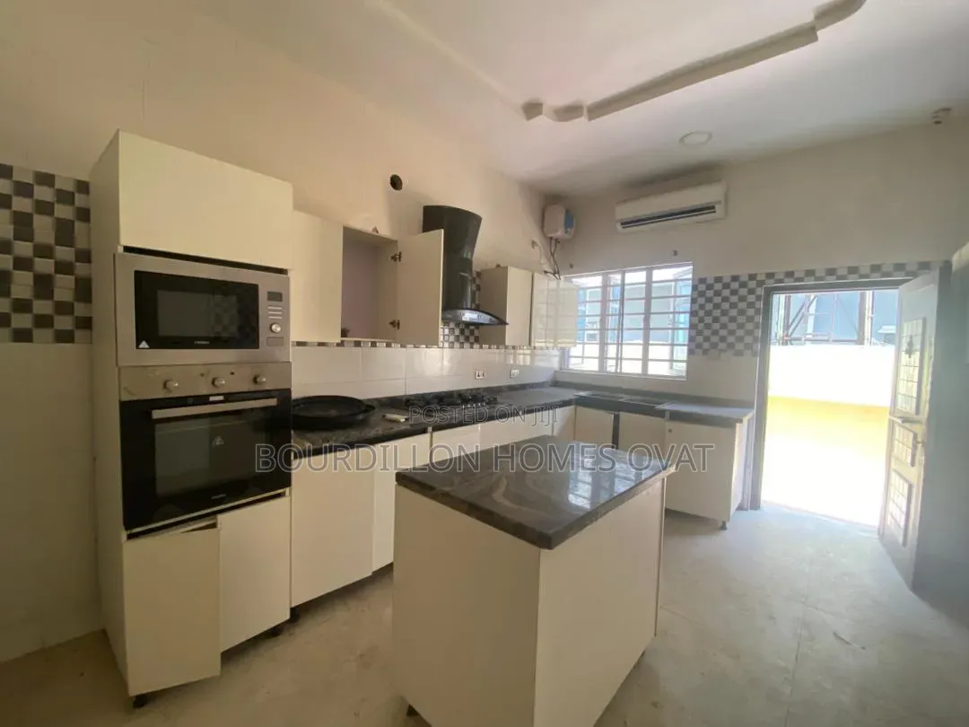 5bdrm Duplex in Ikota Villa Estate for rent in Ikota