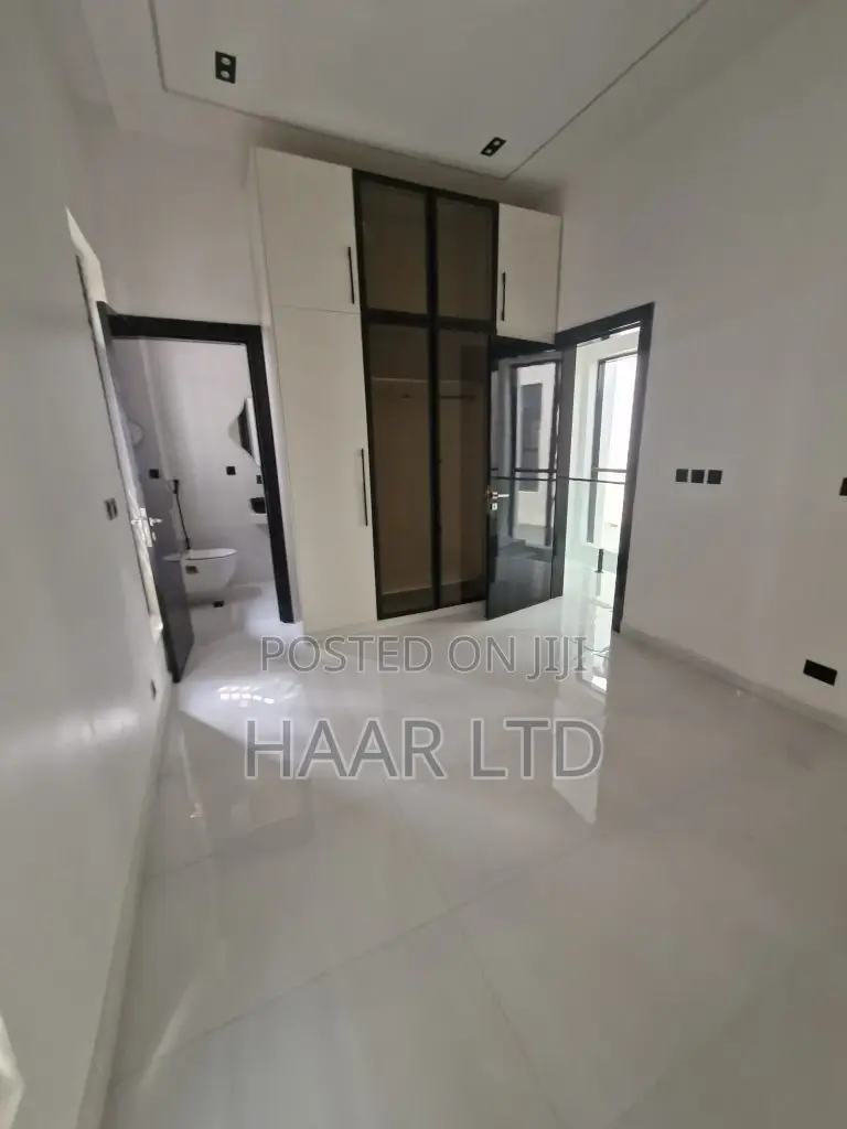 5bdrm Duplex in Chevron for sale in Chevron