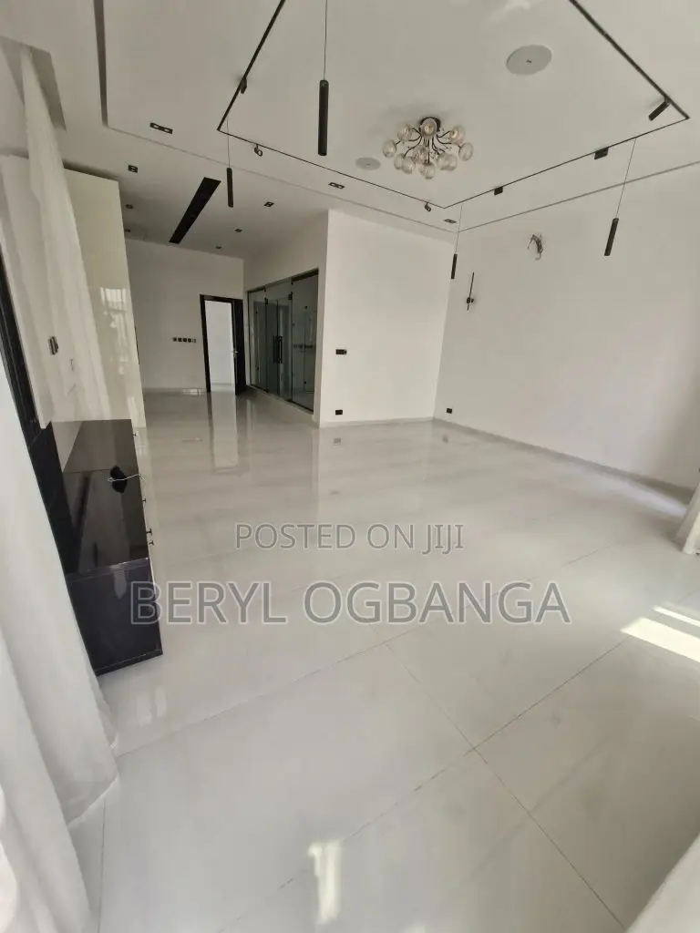 5bdrm Duplex in Chevron for sale in Chevron