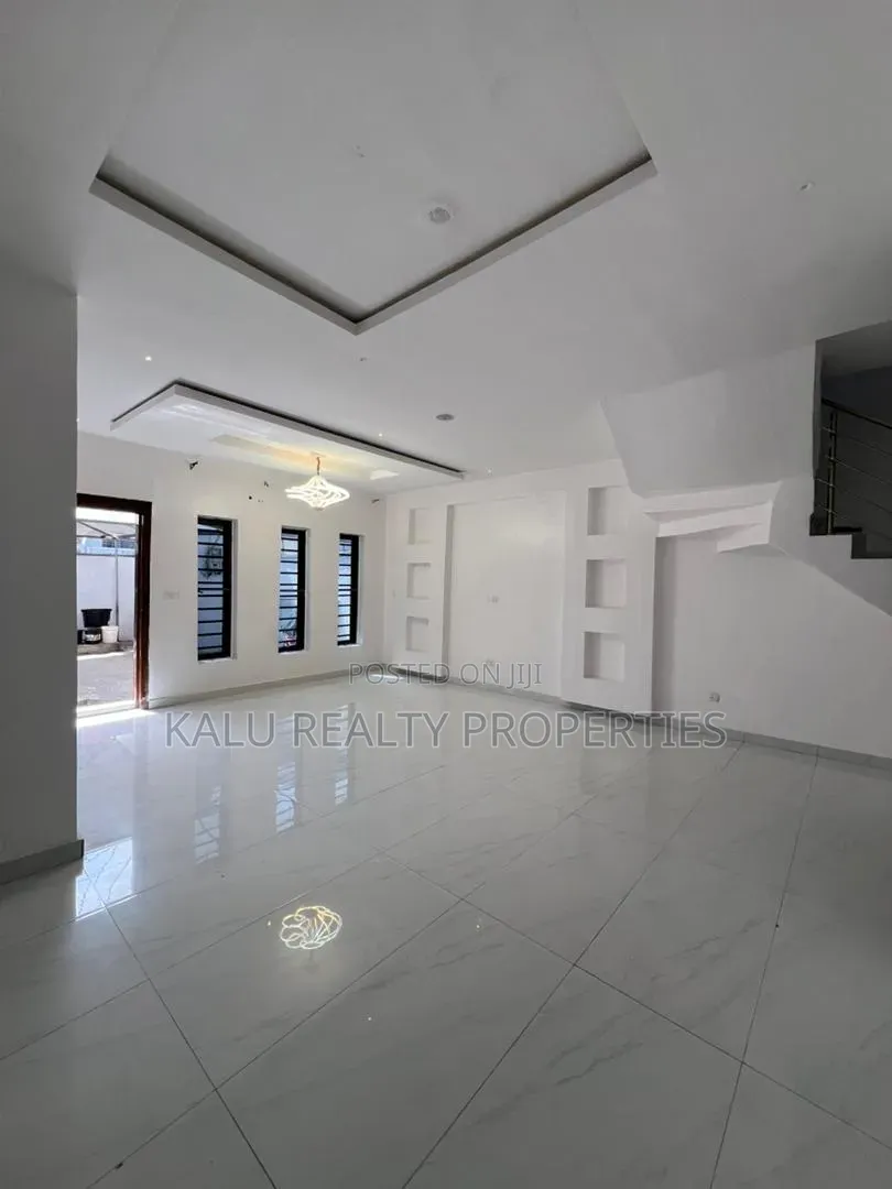 4bdrm Duplex in Idado for rent in Idado