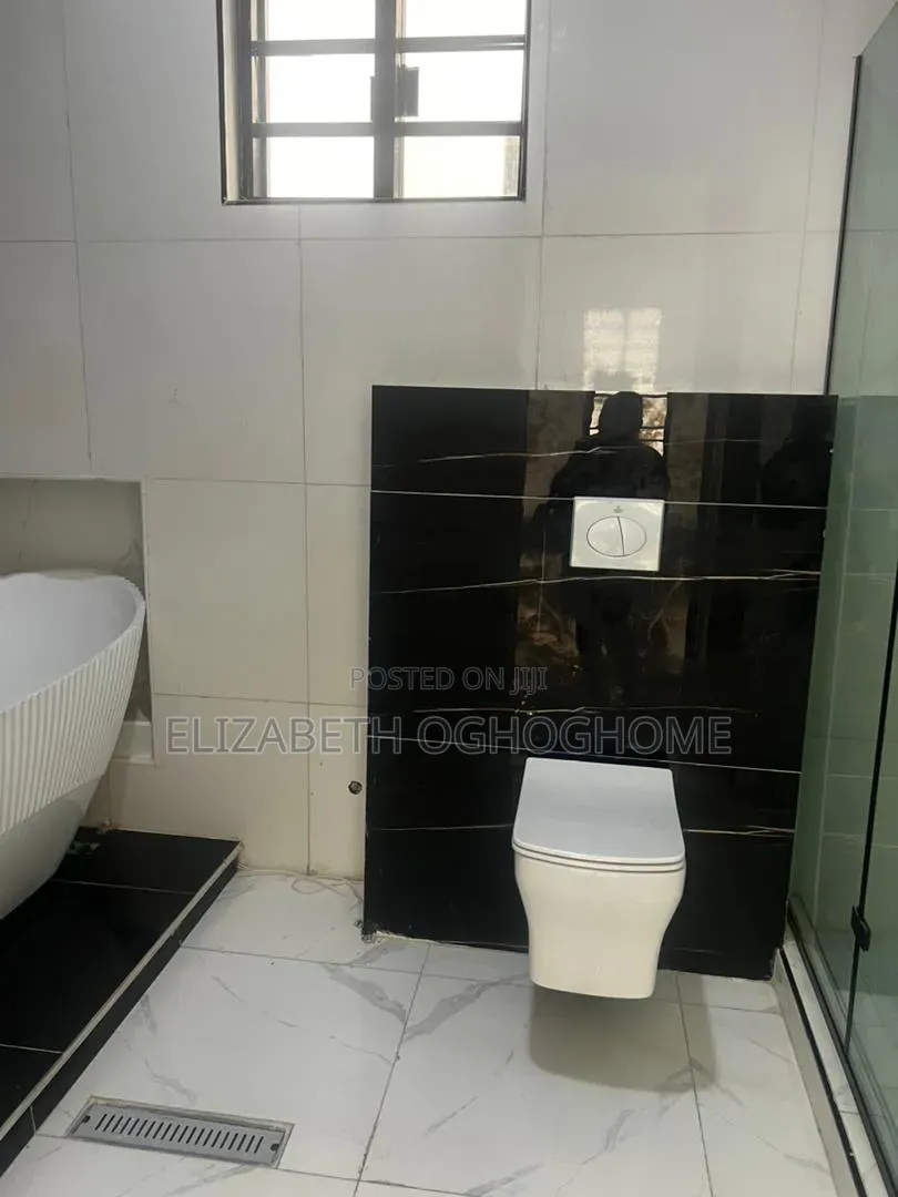 5bdrm Duplex in Chevron for sale in Chevron