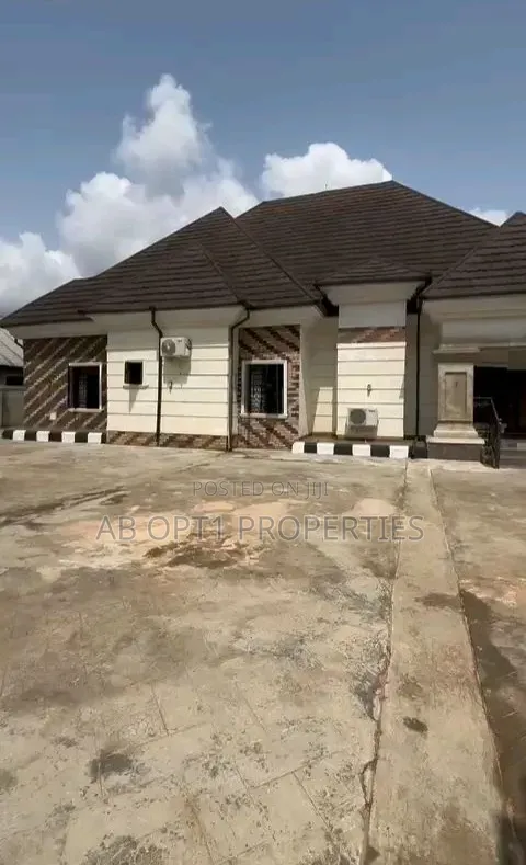 4bdrm Bungalow in Amagba, Gra, Benin City for sale in Benin City
