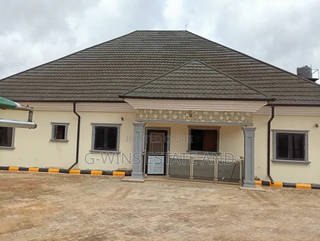 5bdrm Bungalow in Irhirhi Off Airport, Benin City for sale in Benin City