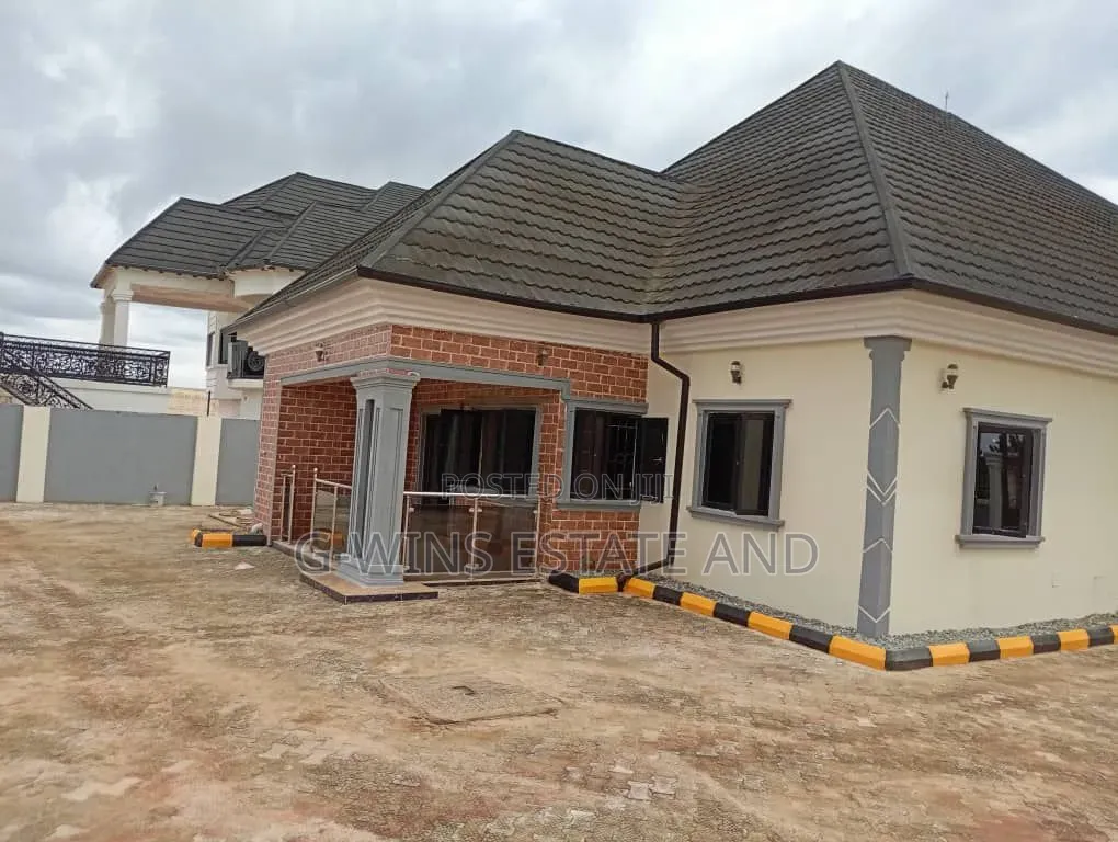 5bdrm Bungalow in Irhirhi Off Airport, Benin City for sale in Benin City