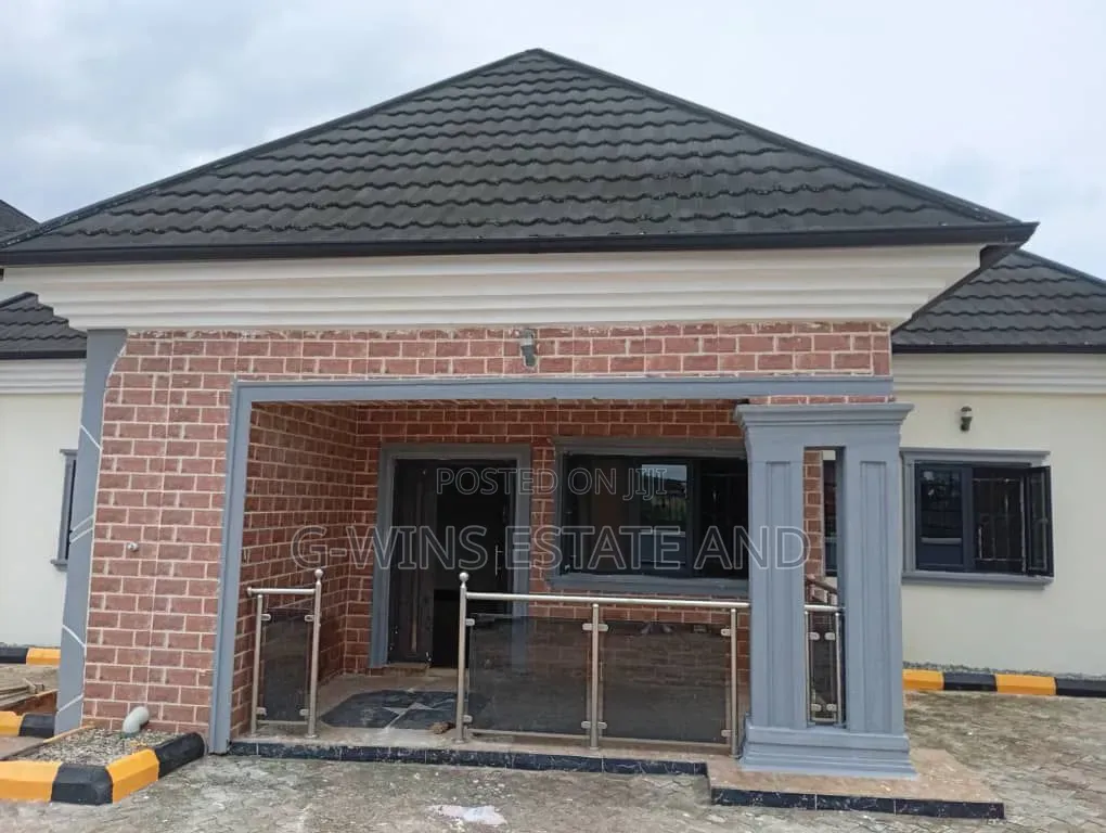 5bdrm Bungalow in Irhirhi Off Airport, Benin City for sale in Benin City
