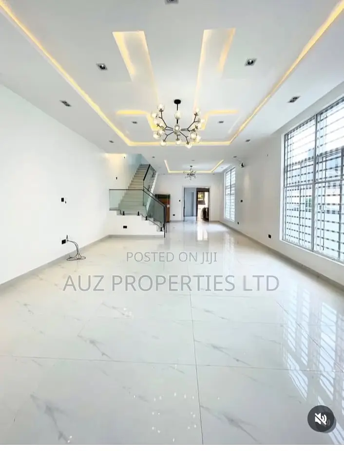 5bdrm Duplex in Ikota for sale in Ikota