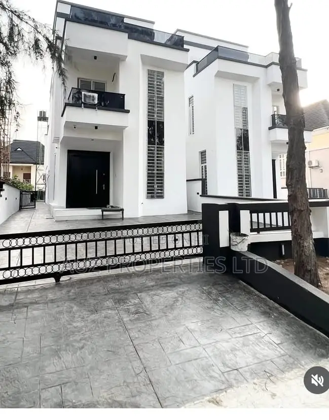 5bdrm Duplex in Ikota for sale in Ikota