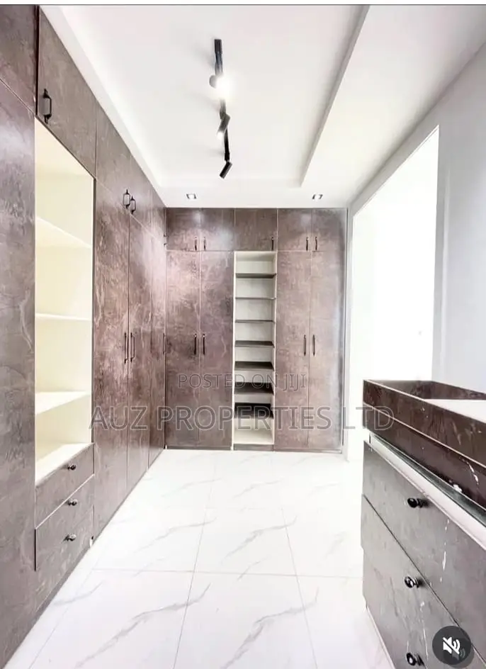 5bdrm Duplex in Ikota for sale in Ikota