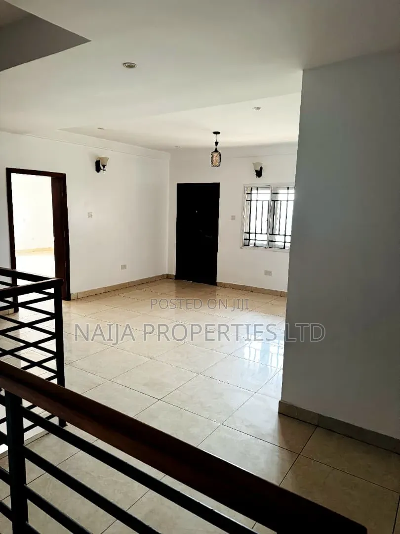 6bdrm Duplex in Igboefon for rent in Igbo-efon