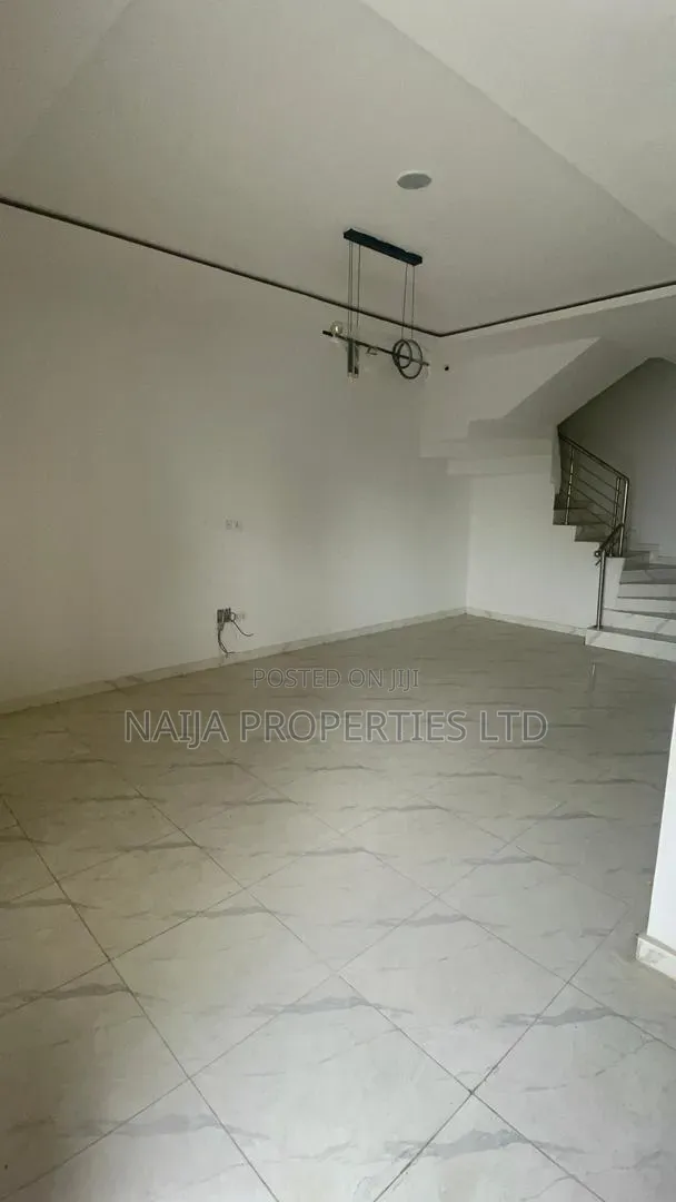 6bdrm Duplex in Igboefon for rent in Igbo-efon