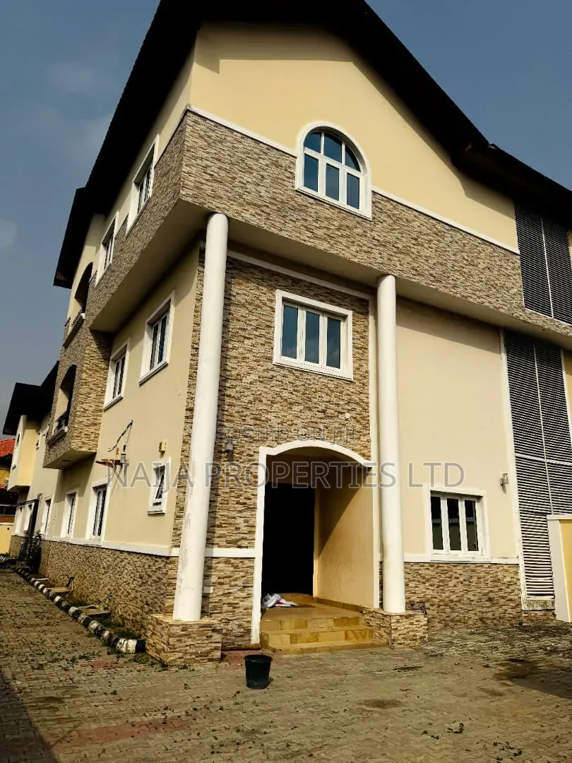 6bdrm Duplex in Igboefon for rent in Igbo-efon
