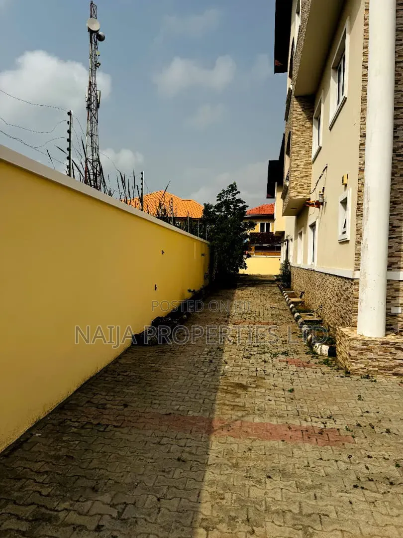 6bdrm Duplex in Igboefon for rent in Igbo-efon