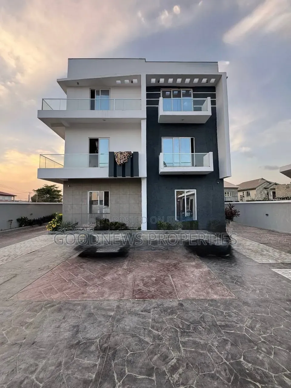 2bdrm Duplex in Orchid Road, Ikota for rent in Ikota