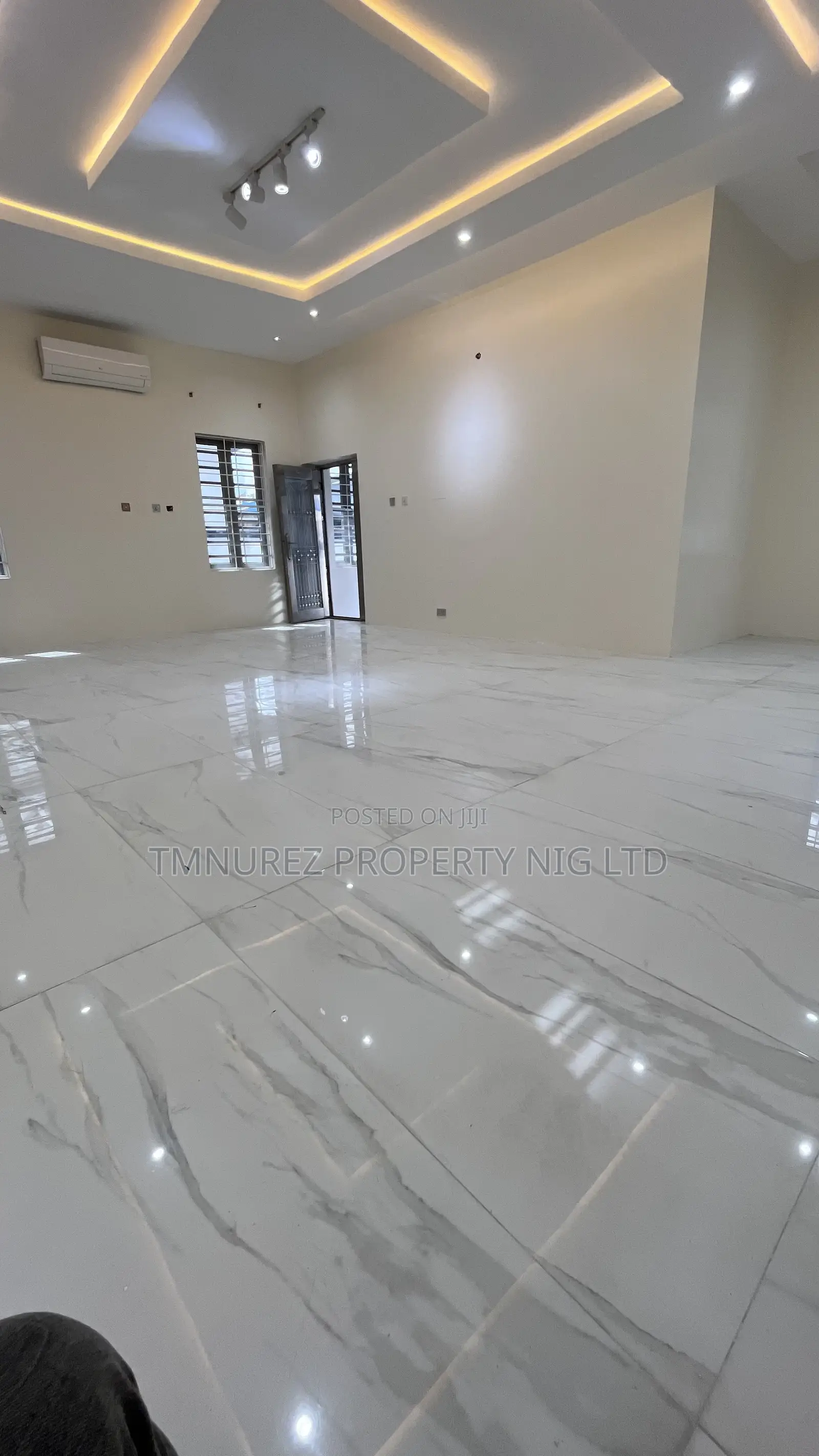 5bdrm Duplex in Chevron for rent in Chevron