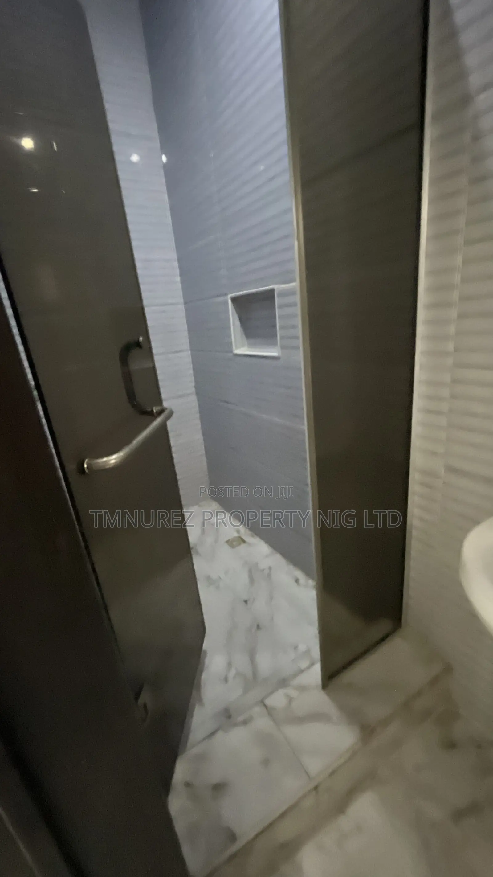 5bdrm Duplex in Chevron for rent in Chevron
