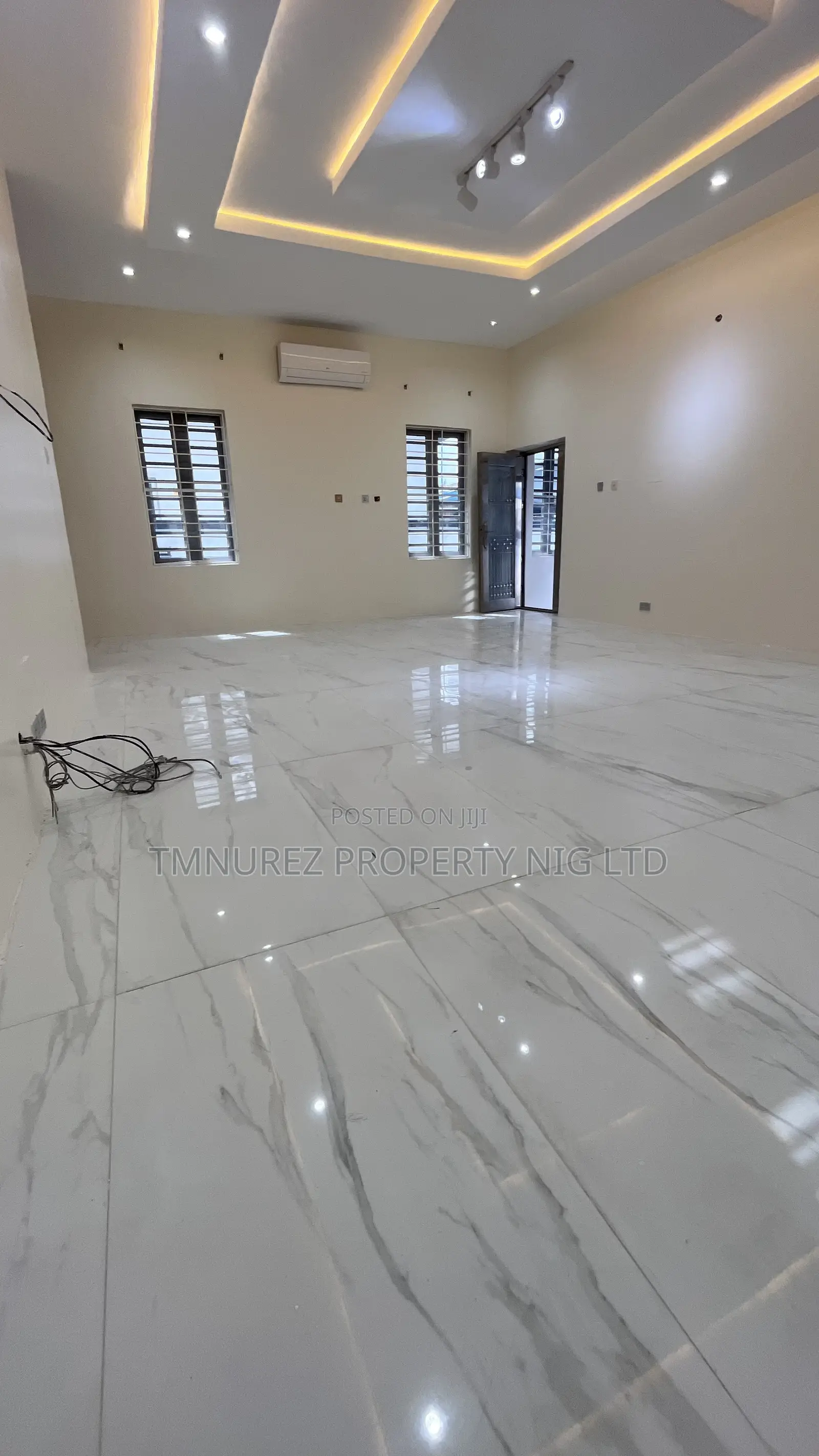 5bdrm Duplex in Chevron for rent in Chevron