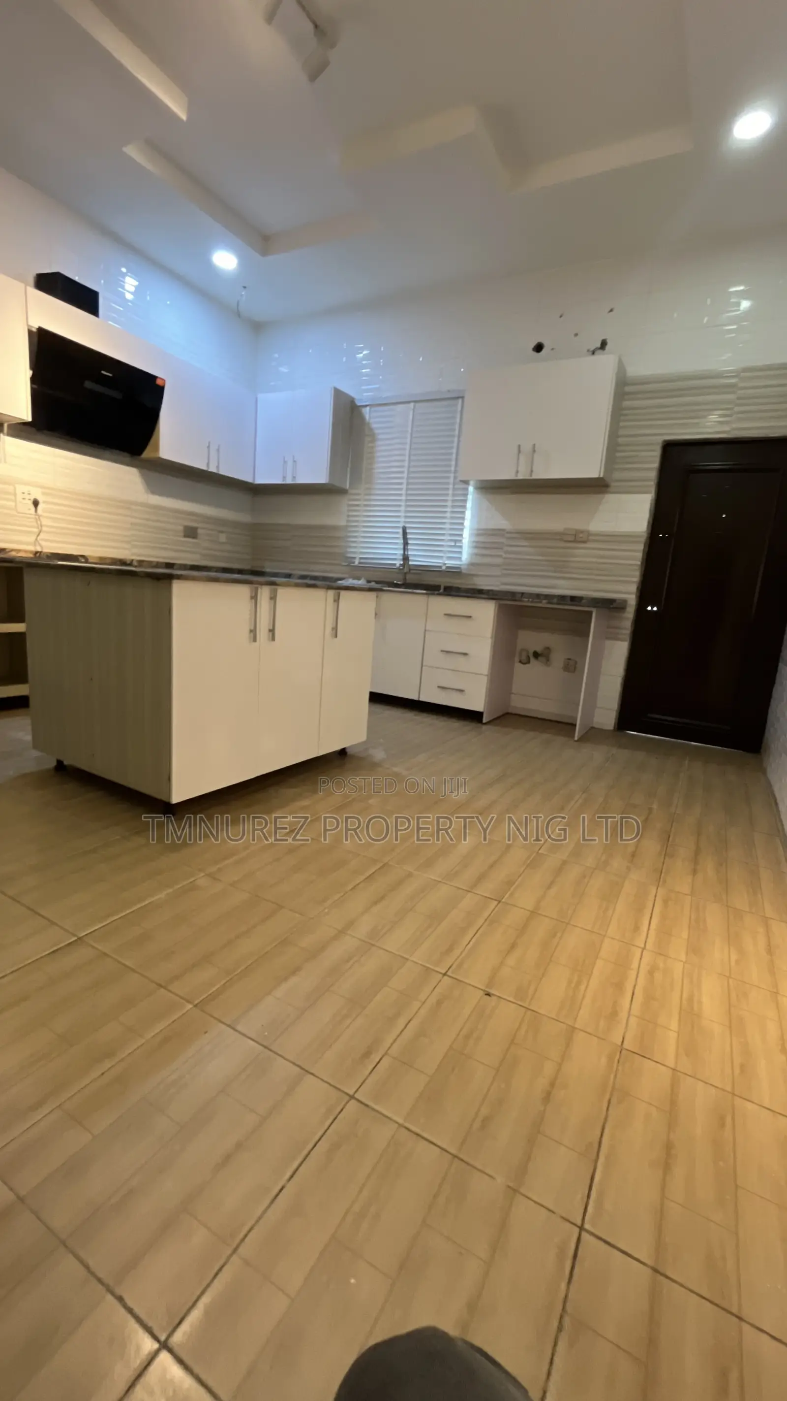 5bdrm Duplex in Chevron for sale in Chevron