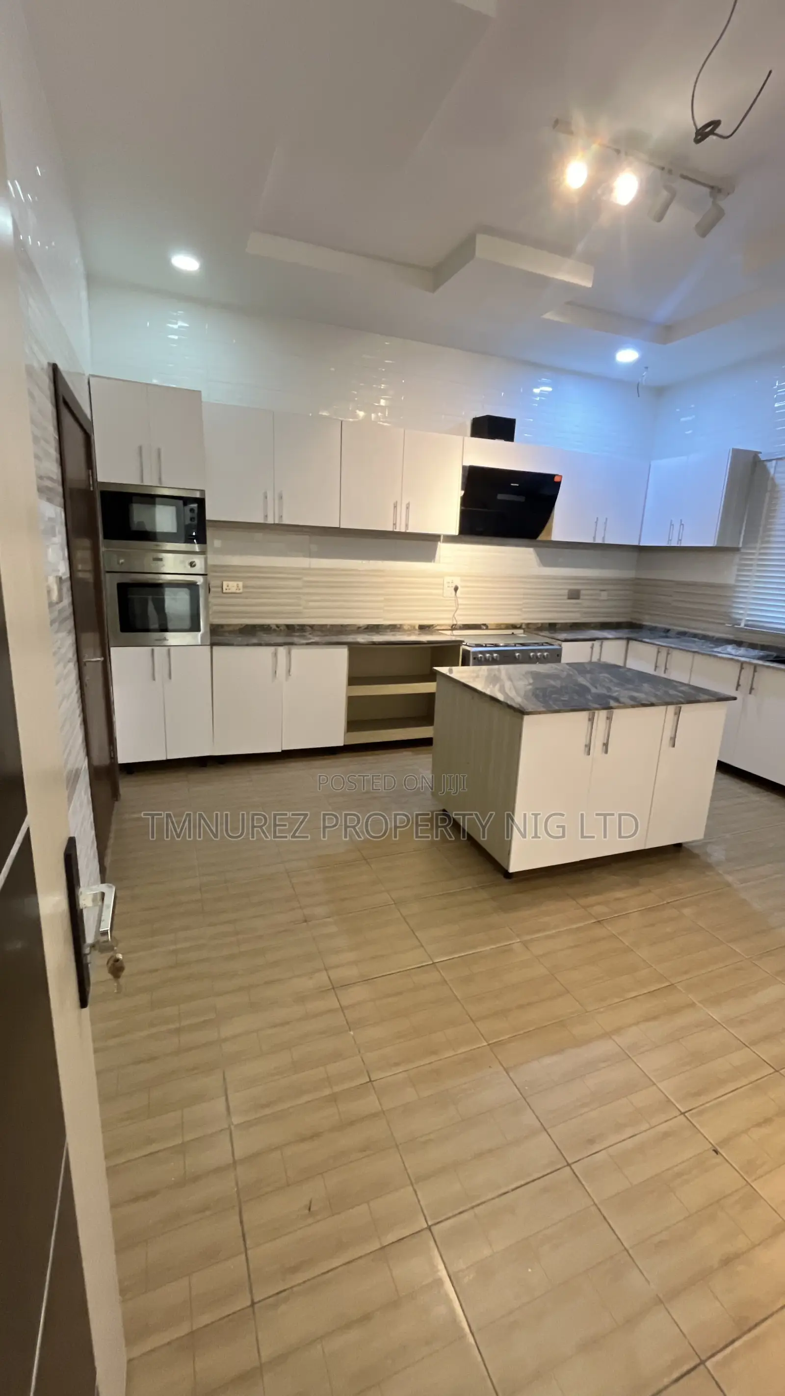 5bdrm Duplex in Chevron for sale in Chevron