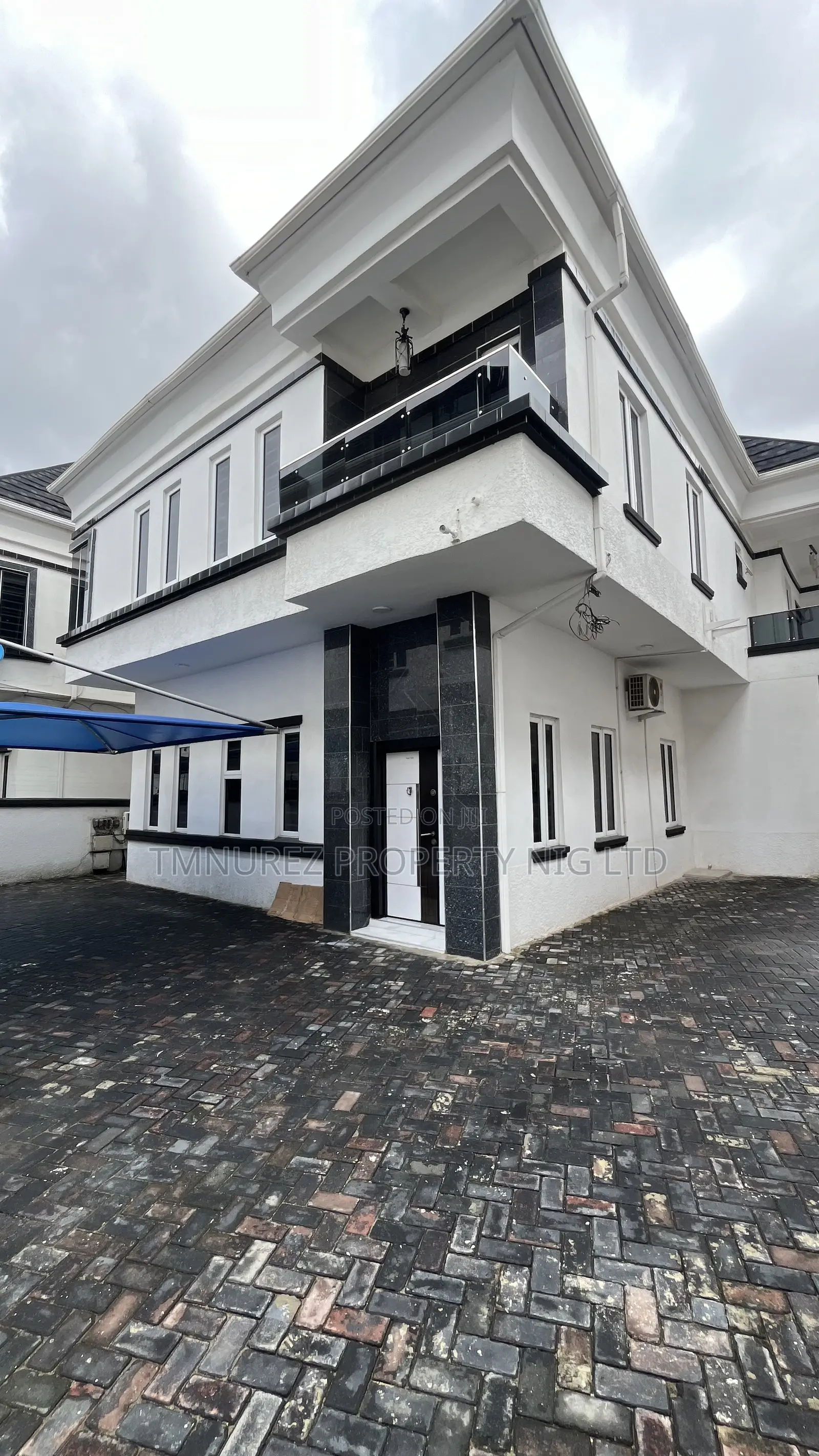5bdrm Duplex in Chevron for sale in Chevron