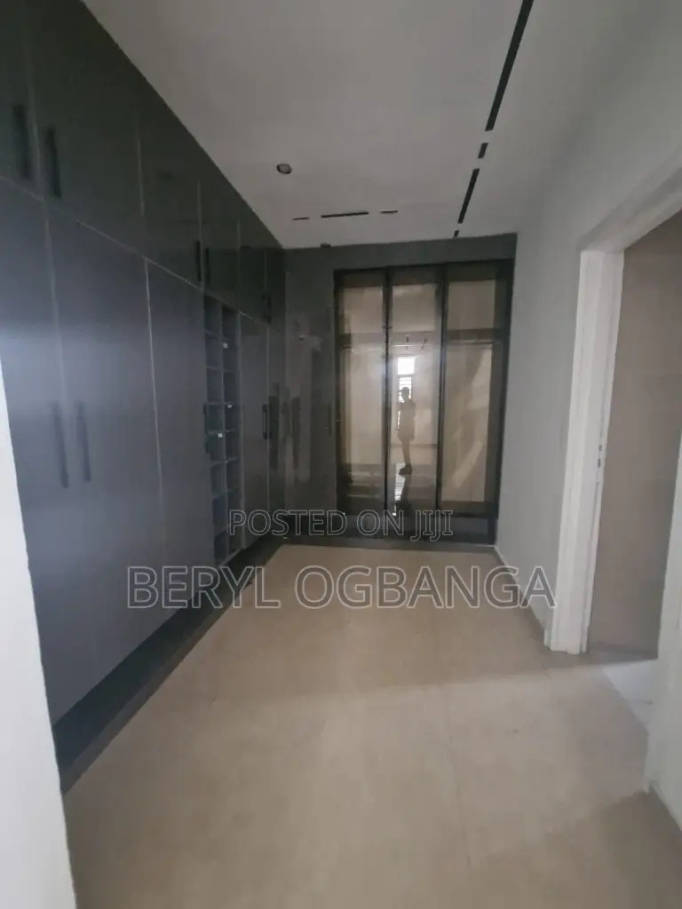 5bdrm Duplex in Ikota for sale in Ikota
