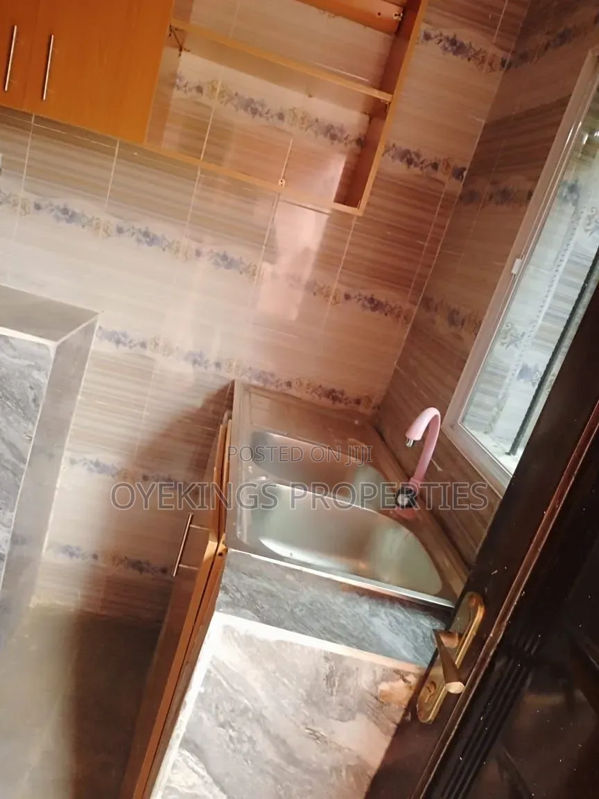 3bdrm Block of Flats in Hassan Block, Elebu, Oluyole Estate for rent in Oluyole Estate