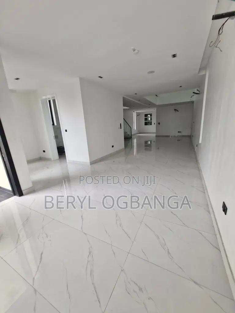 5bdrm Duplex in Ikota for sale in Ikota