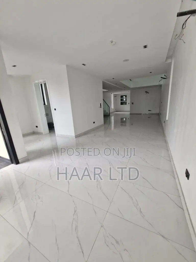 5bdrm Duplex in Ikota for sale in Ikota