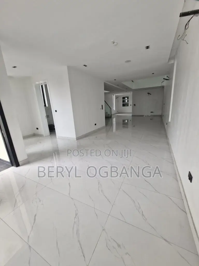 5bdrm Duplex in Ikota for sale in Ikota