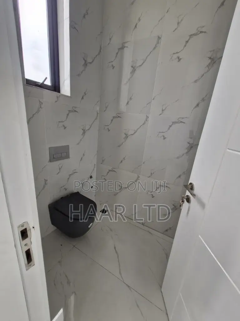 5bdrm Duplex in Ikota for sale in Ikota