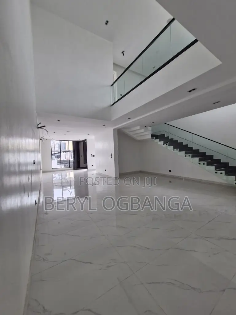 5bdrm Duplex in Ikota for sale in Ikota