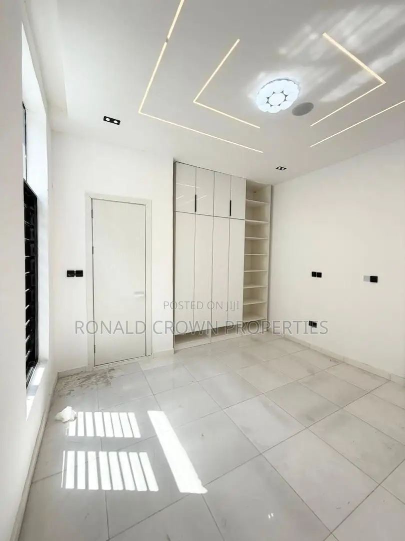 4bdrm Duplex in Ikota for sale in Ikota