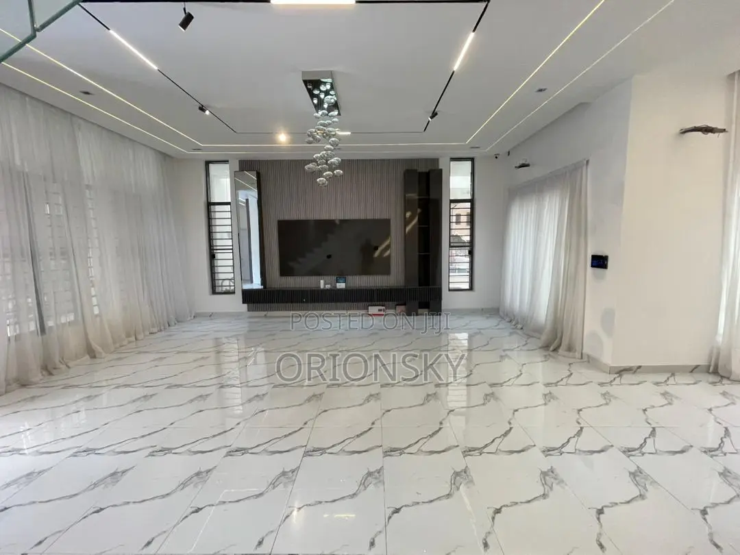 5bdrm Duplex in Lekki for sale in Lekki Phase 1