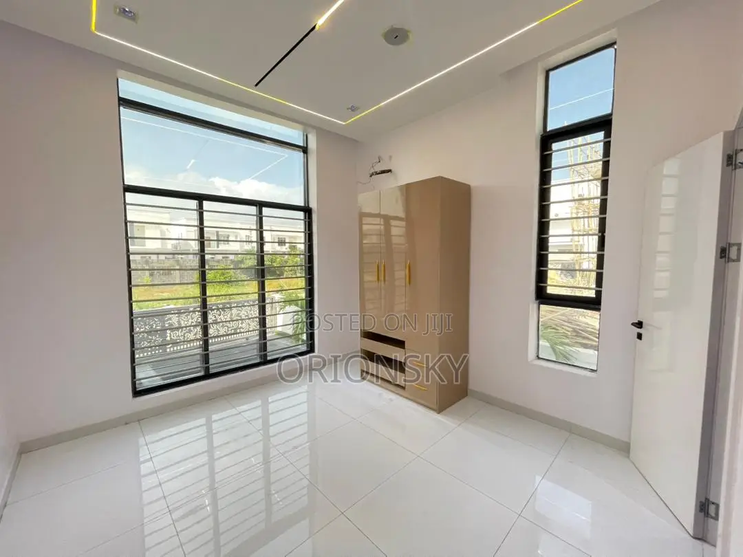 5bdrm Duplex in Lekki for sale in Lekki Phase 1