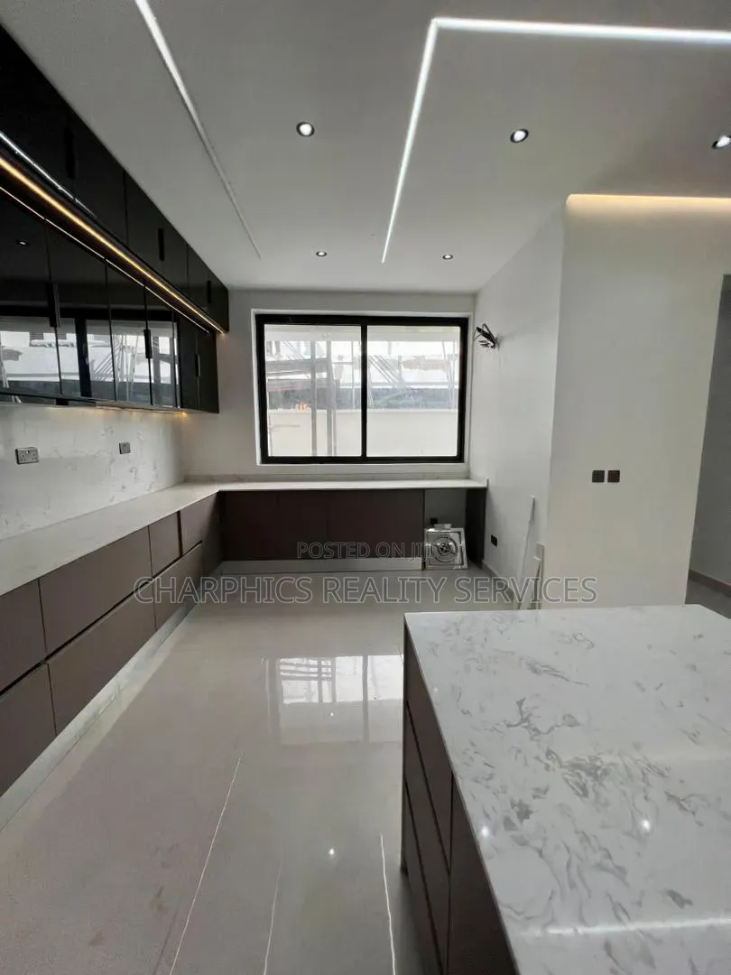 5bdrm Duplex in Lekki Phase 1 for sale in Lekki Phase 1