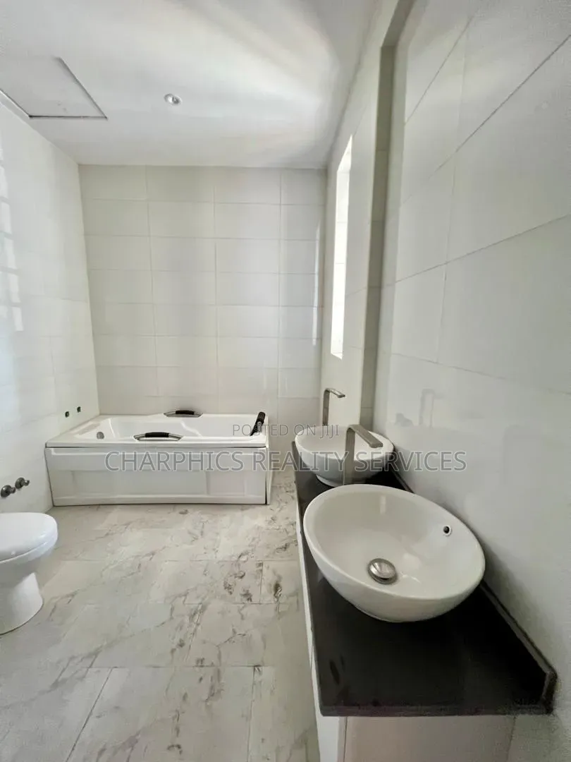 4bdrm Duplex in Ologolo for sale in Ologolo