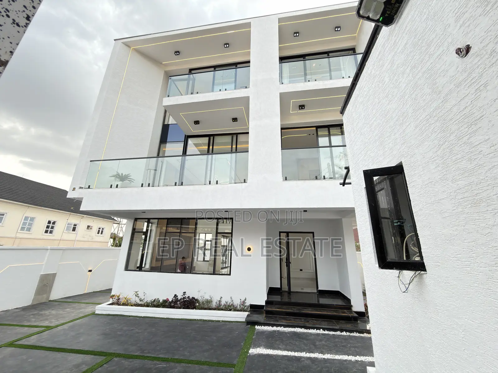 5bdrm Duplex in Apo for sale in Apo Resettlement