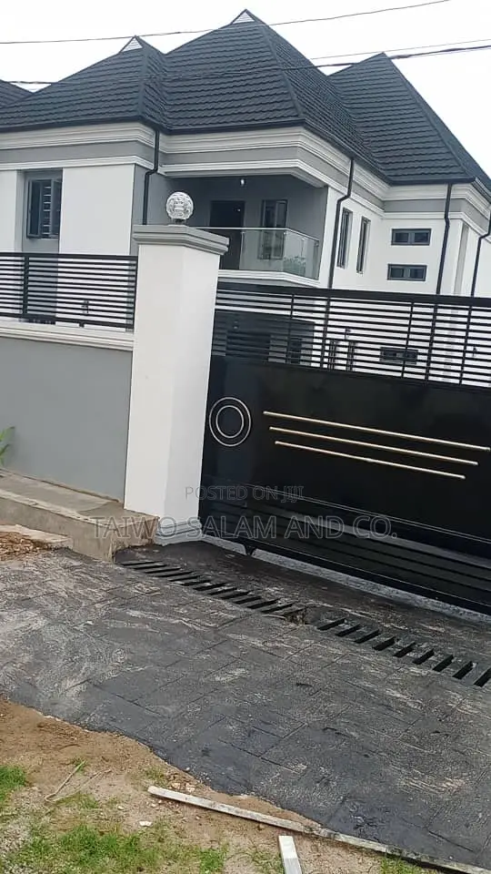 5bdrm Duplex in Larry Estate for sale in Oluyole Estate