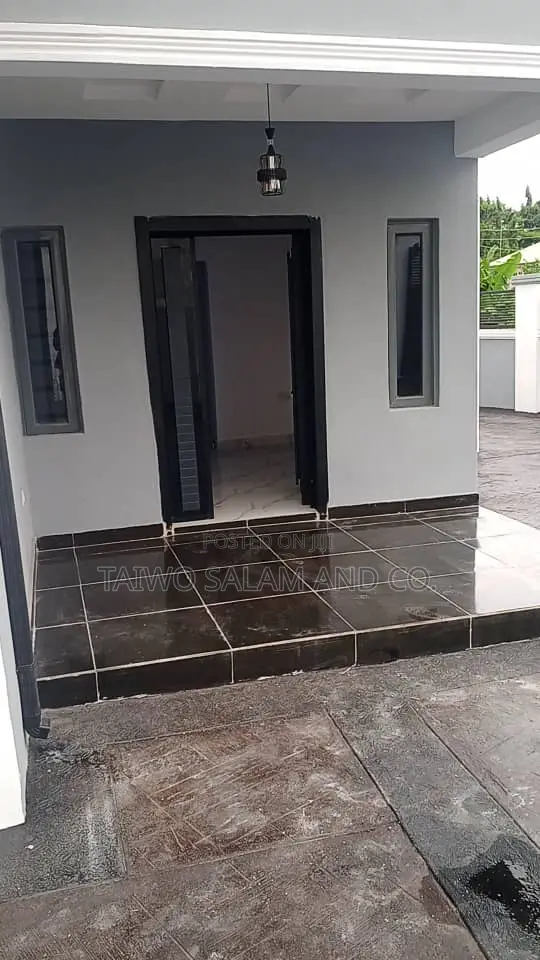 5bdrm Duplex in Larry Estate for sale in Oluyole Estate
