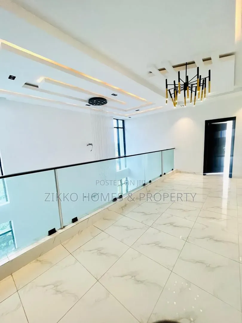 5bdrm Duplex in Monastery Road, Sangotedo for sale in Sangotedo