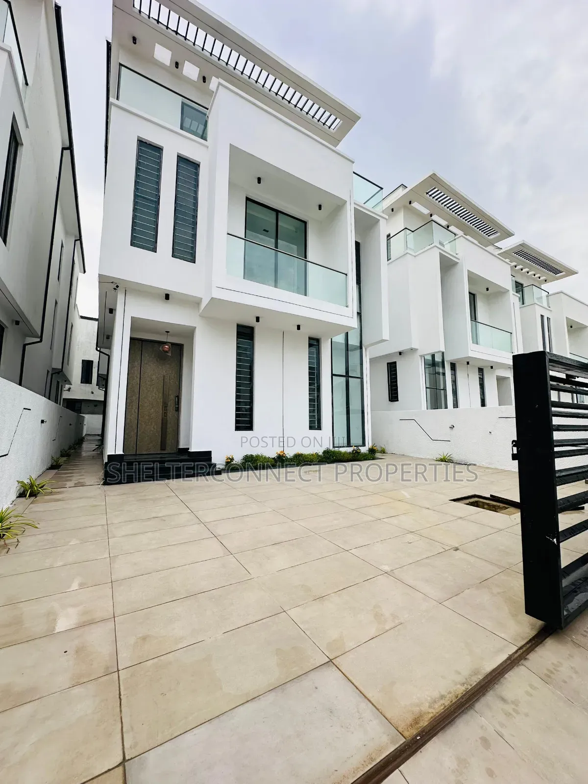 5bdrm Duplex in Chevron for sale in Chevron