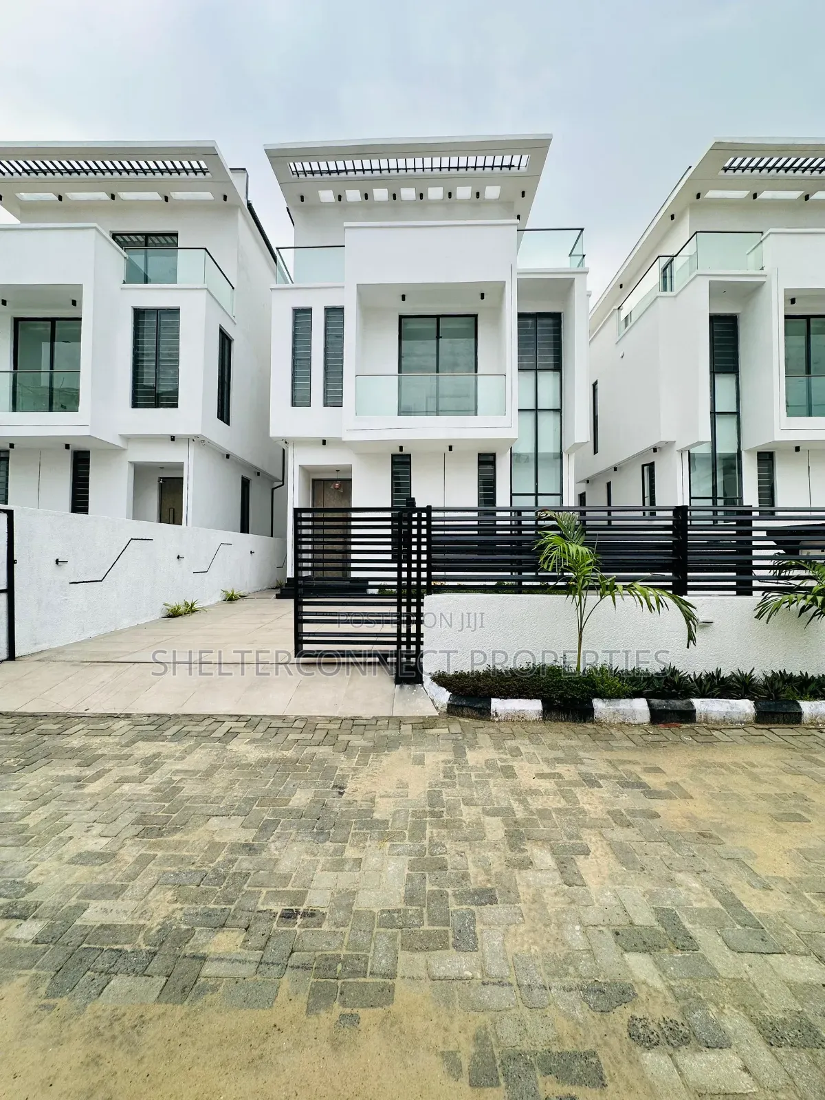 5bdrm Duplex in Chevron for sale in Chevron