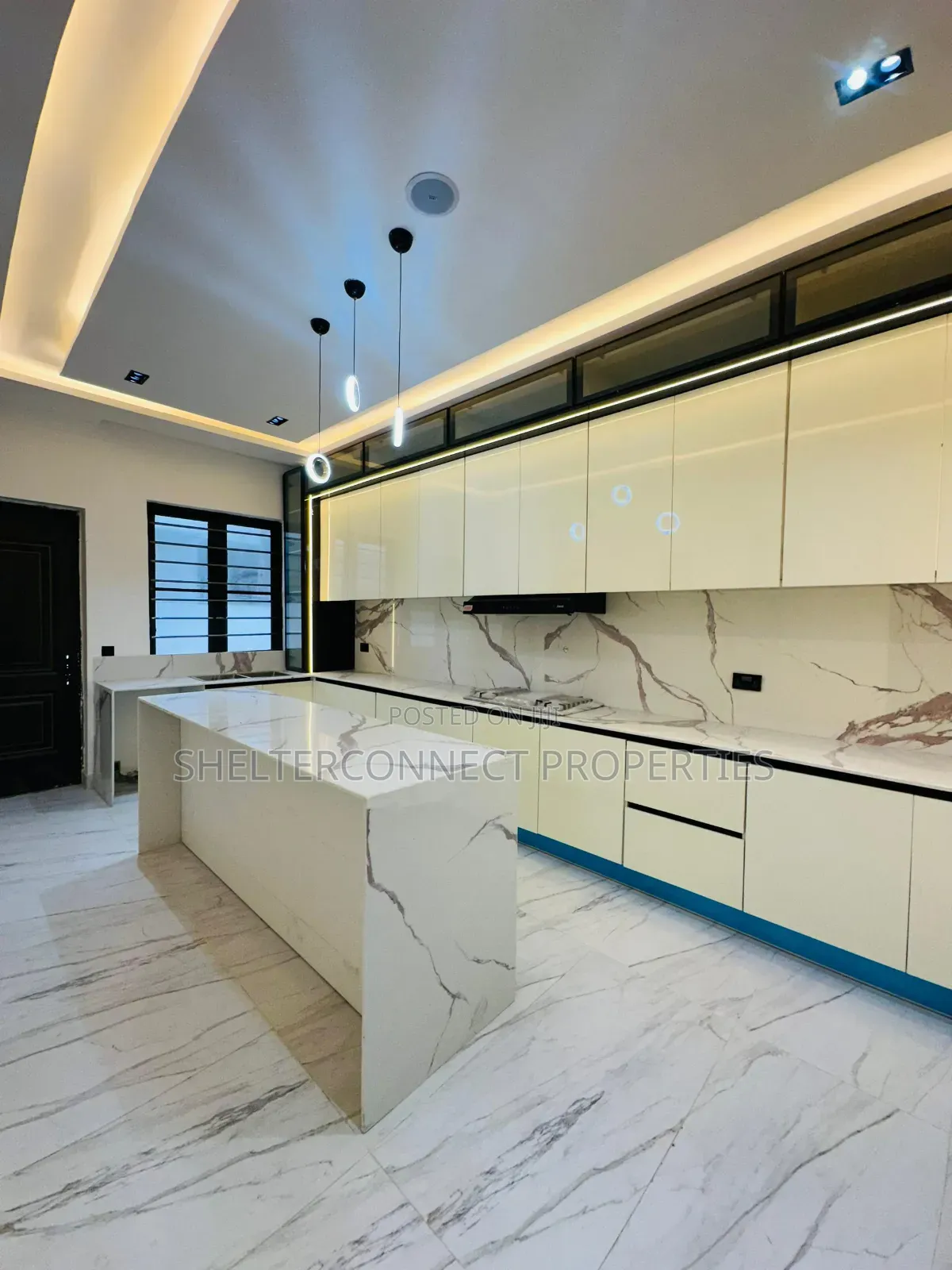 5bdrm Duplex in Chevron for sale in Chevron
