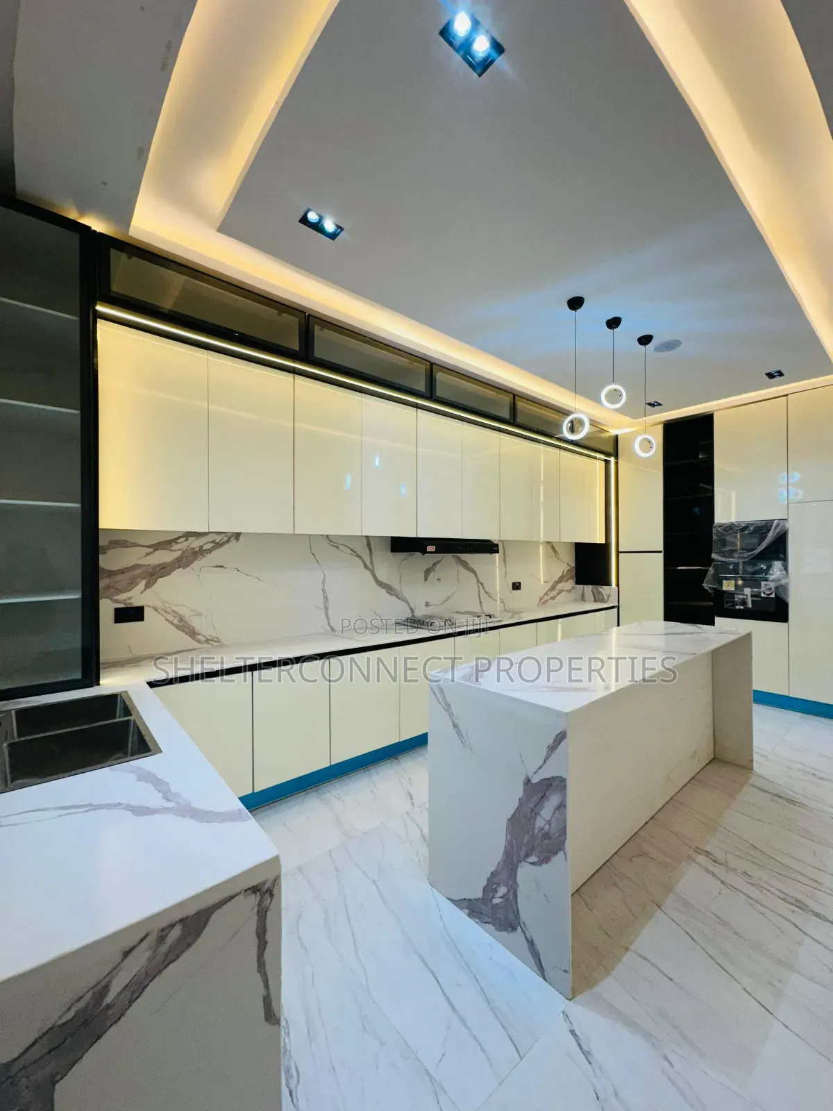 5bdrm Duplex in Chevron for sale in Chevron